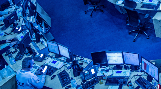 Une salle d'opérateurs de la police nationale.