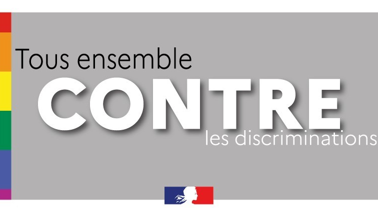 Illustration avec le slogan "Tous ensemble contre les discriminations" avec un fond coloré.