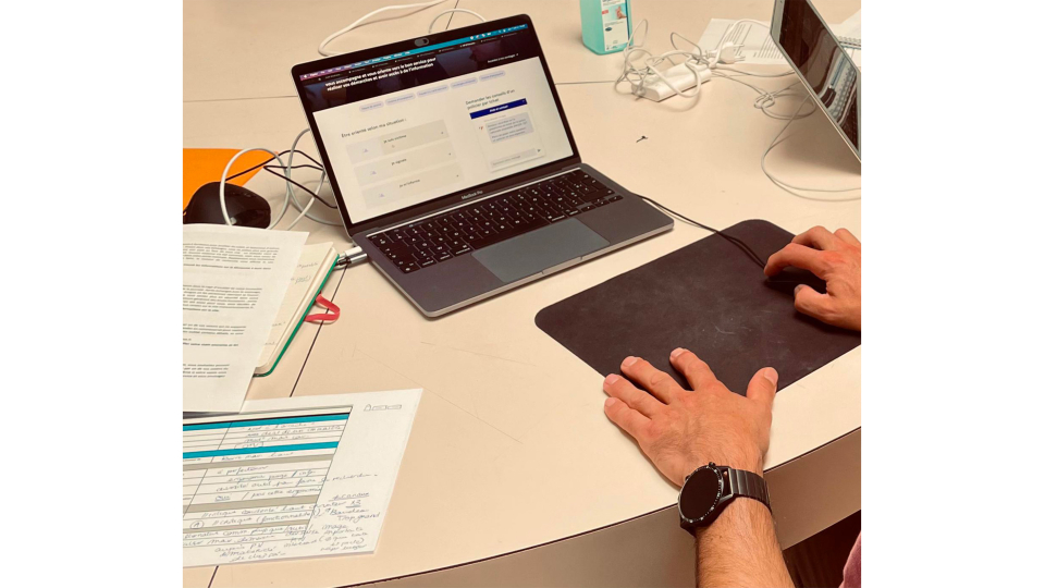 Les tests d'un utilisateur sur le site internet Moncommissariat.fr.