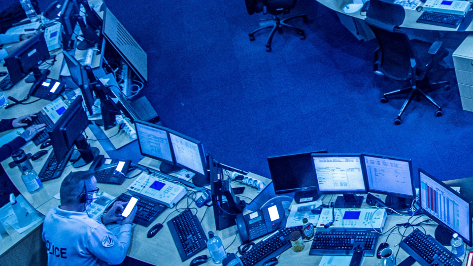 Une salle d'opérateurs de la police nationale.
